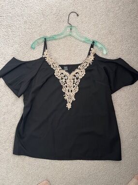 SHEIN Black Cold-Shoulder Blouse with Cream Lace V-Inset